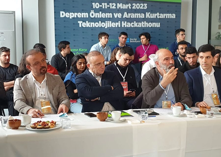 Dr Özgür AKIN Deprem Önlem ve Arama Kurtarma Teknolojileri Hackathonunun Jüri Üyesi Oldu