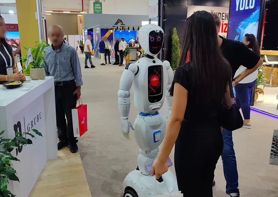 Mini Ada ADA 7 ve Servis Robotu İzmir Lojistik Depolama ve Teknolojileri Fuarında