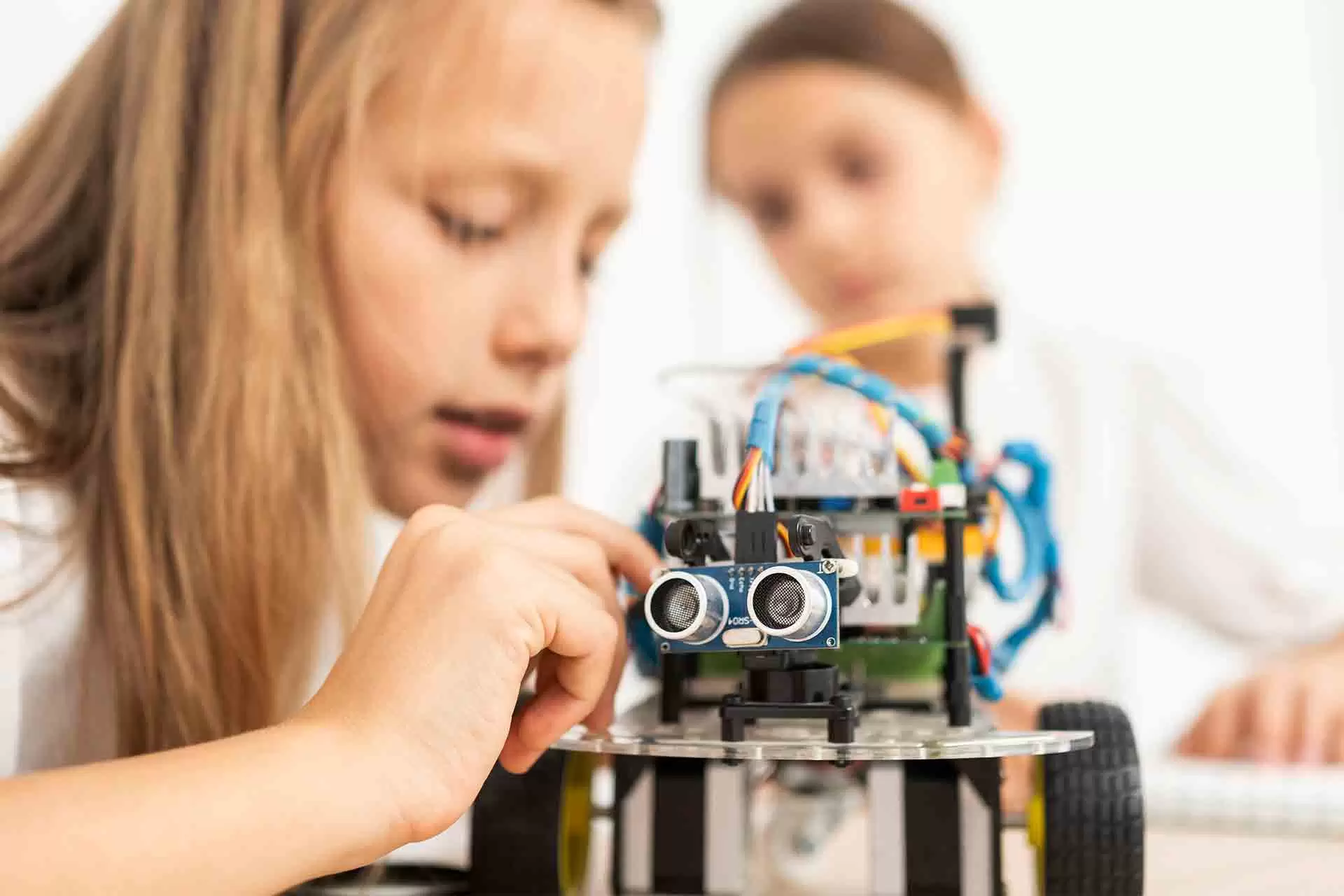 Robotlar Nasıl “Düşünür” ve İnsan Zekasından Farkı Nedir?